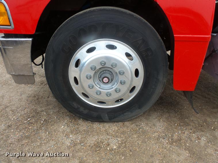 image for item DB8166 1996 Peterbilt 385 semi truck