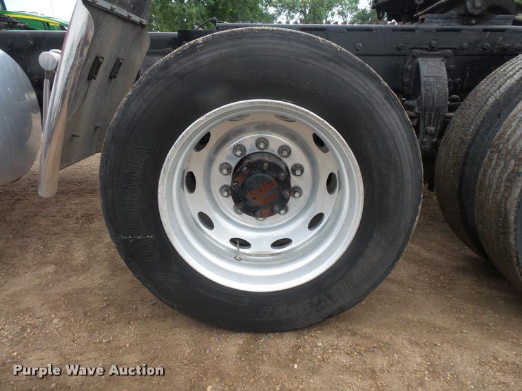 image for item DB8166 1996 Peterbilt 385 semi truck