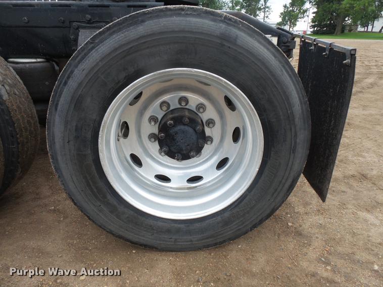 image for item DB8166 1996 Peterbilt 385 semi truck