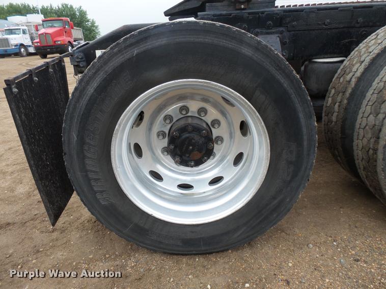 image for item DB8166 1996 Peterbilt 385 semi truck