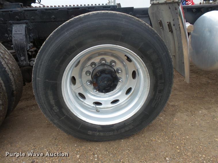 image for item DB8166 1996 Peterbilt 385 semi truck