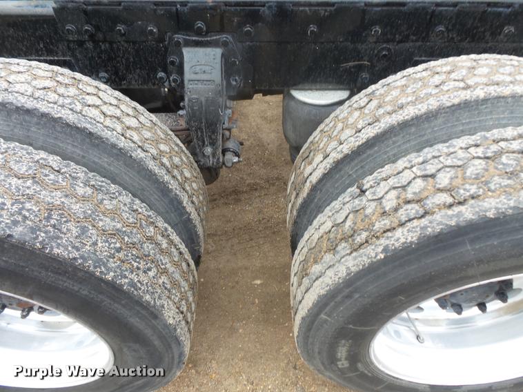 image for item DB8166 1996 Peterbilt 385 semi truck