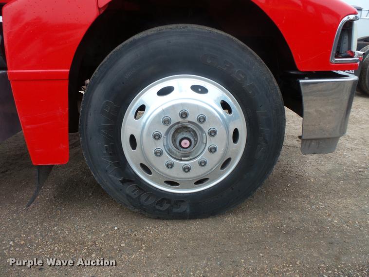 image for item DB8166 1996 Peterbilt 385 semi truck