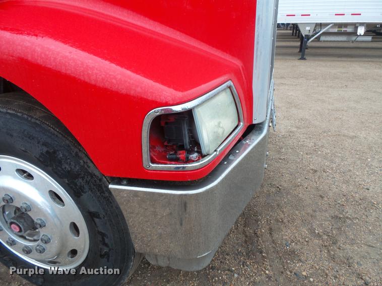 image for item DB8166 1996 Peterbilt 385 semi truck