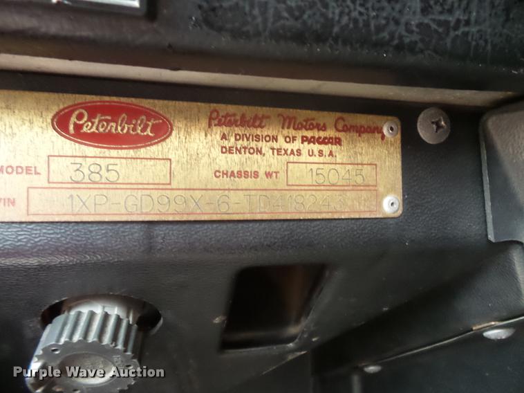 image for item DB8166 1996 Peterbilt 385 semi truck