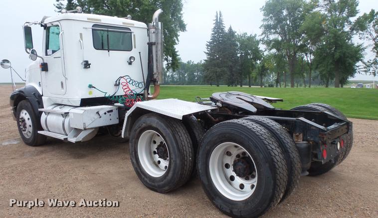 image for item DB8167 2006 International 9400i semi truck