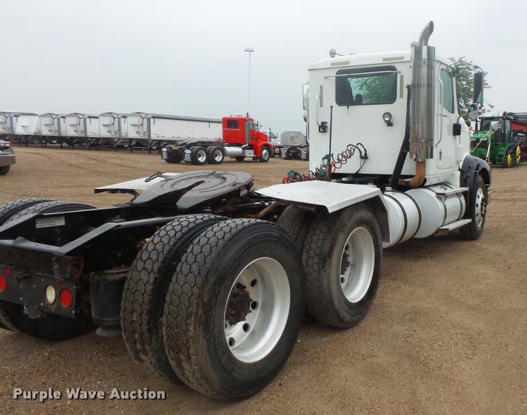 image for item DB8167 2006 International 9400i semi truck