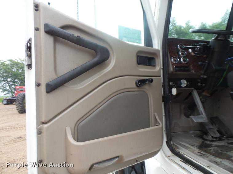 image for item DB8167 2006 International 9400i semi truck