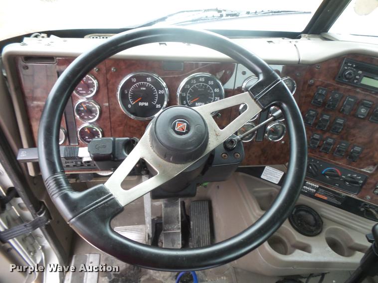 image for item DB8167 2006 International 9400i semi truck