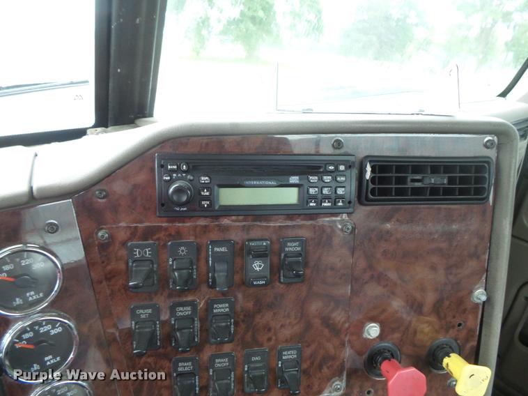image for item DB8167 2006 International 9400i semi truck