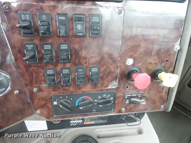 image for item DB8167 2006 International 9400i semi truck