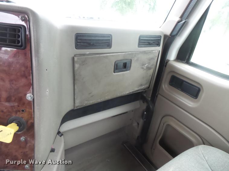 image for item DB8167 2006 International 9400i semi truck