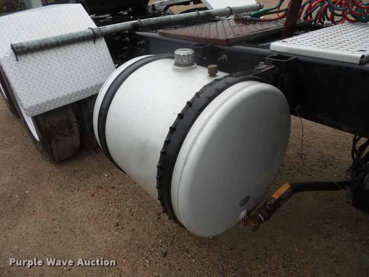 image for item DB8167 2006 International 9400i semi truck