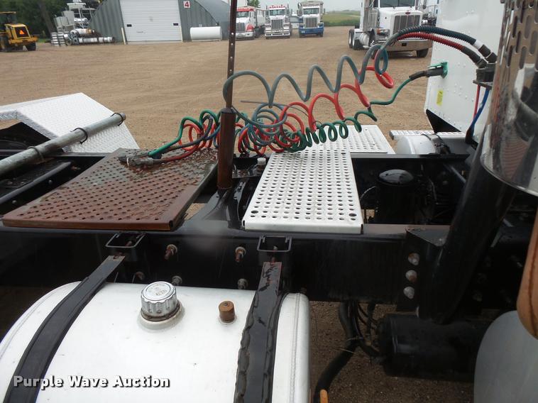 image for item DB8167 2006 International 9400i semi truck