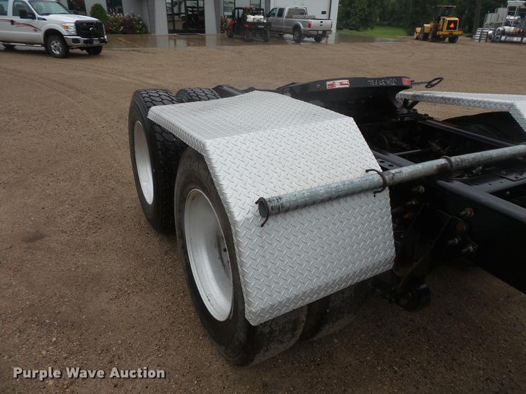 image for item DB8167 2006 International 9400i semi truck