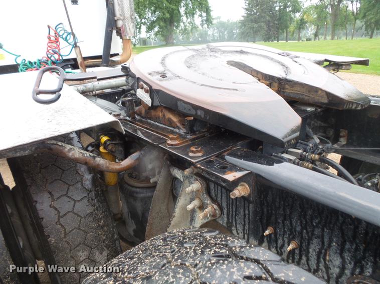 image for item DB8167 2006 International 9400i semi truck