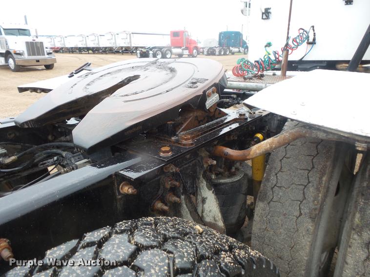 image for item DB8167 2006 International 9400i semi truck