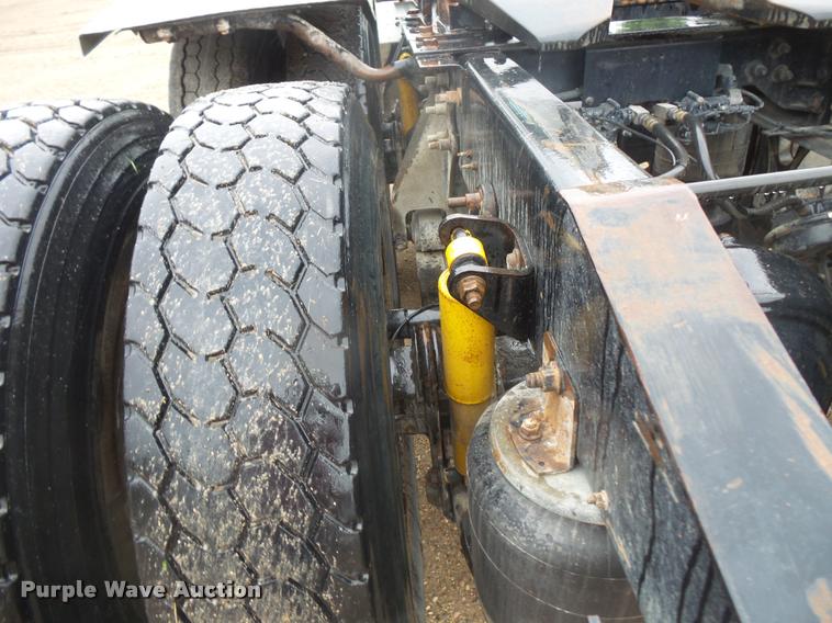 image for item DB8167 2006 International 9400i semi truck