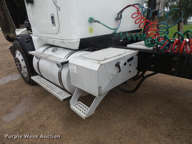 image for item DB8167 2006 International 9400i semi truck