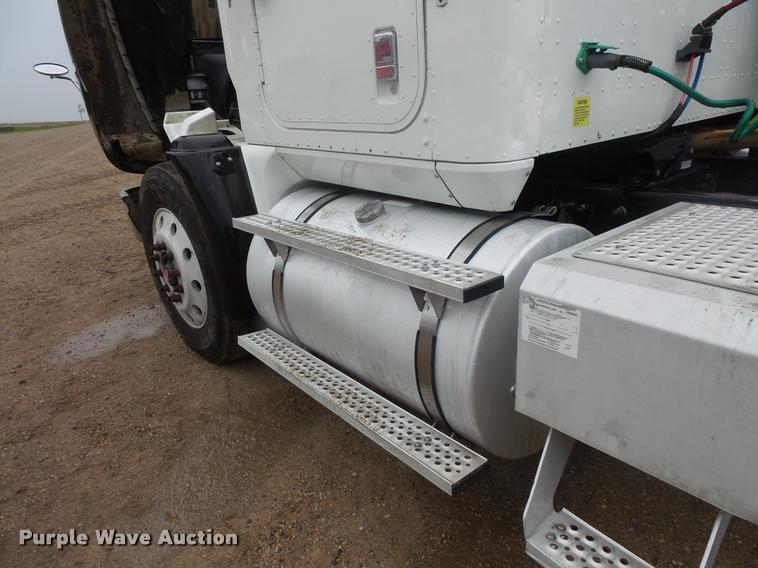 image for item DB8167 2006 International 9400i semi truck