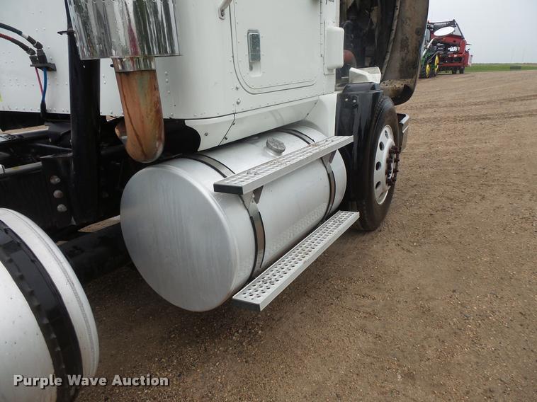 image for item DB8167 2006 International 9400i semi truck