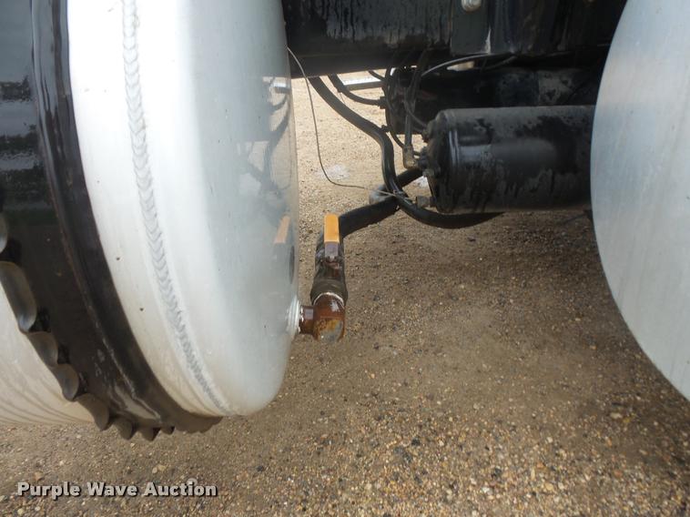 image for item DB8167 2006 International 9400i semi truck