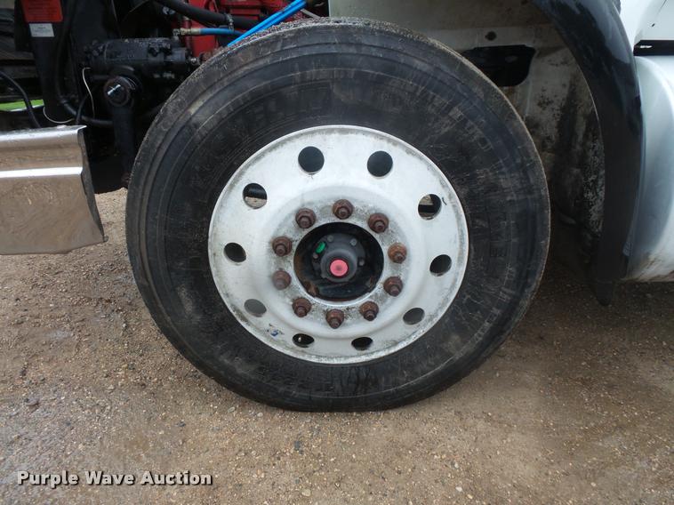 image for item DB8167 2006 International 9400i semi truck