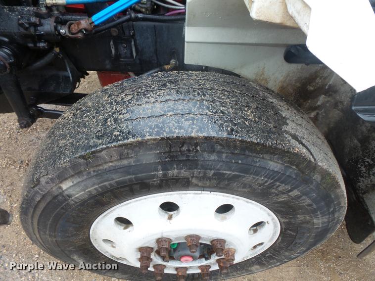 image for item DB8167 2006 International 9400i semi truck