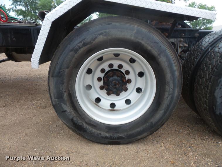 image for item DB8167 2006 International 9400i semi truck