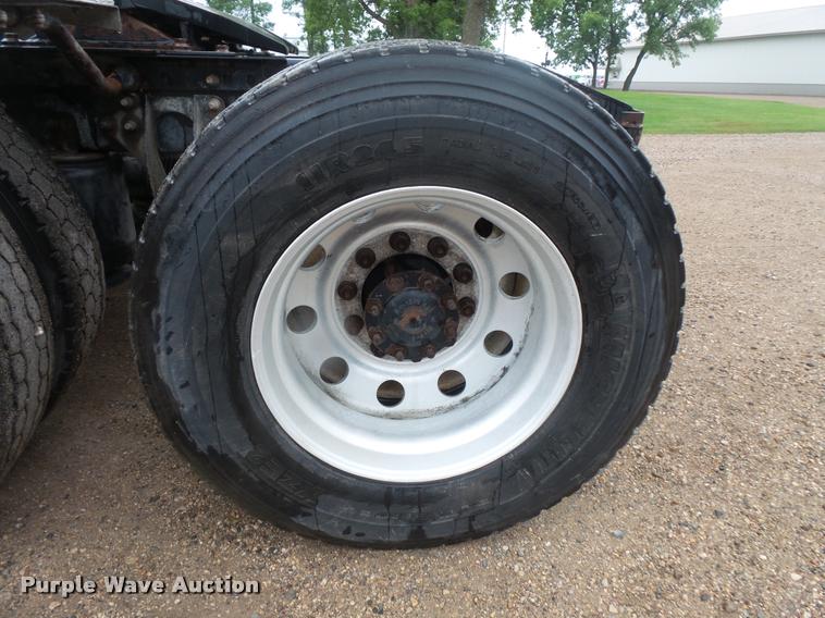 image for item DB8167 2006 International 9400i semi truck