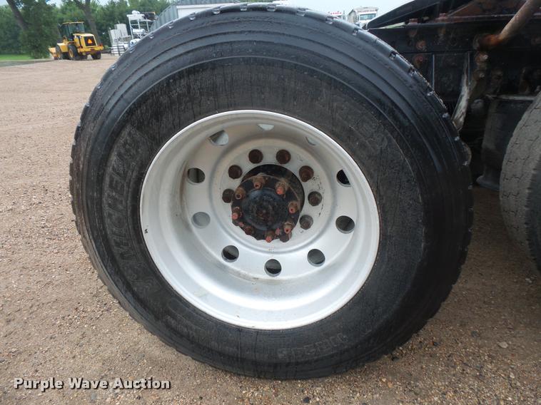 image for item DB8167 2006 International 9400i semi truck