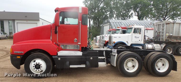 image for item DB8169 2003 Kenworth T600 semi truck