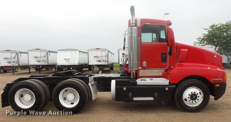 image for item DB8169 2003 Kenworth T600 semi truck