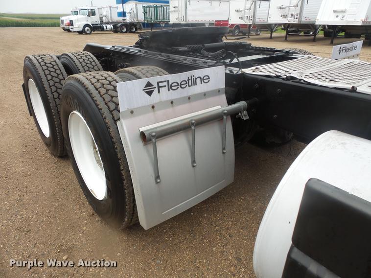 image for item DB8169 2003 Kenworth T600 semi truck