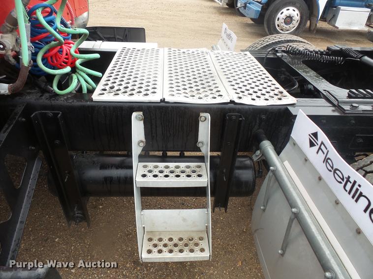 image for item DB8169 2003 Kenworth T600 semi truck