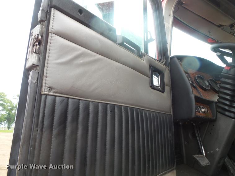 image for item DB8169 2003 Kenworth T600 semi truck