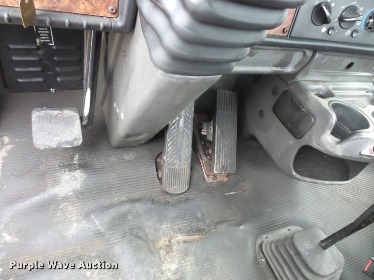 image for item DB8169 2003 Kenworth T600 semi truck