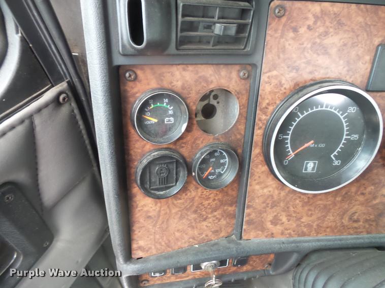 image for item DB8169 2003 Kenworth T600 semi truck