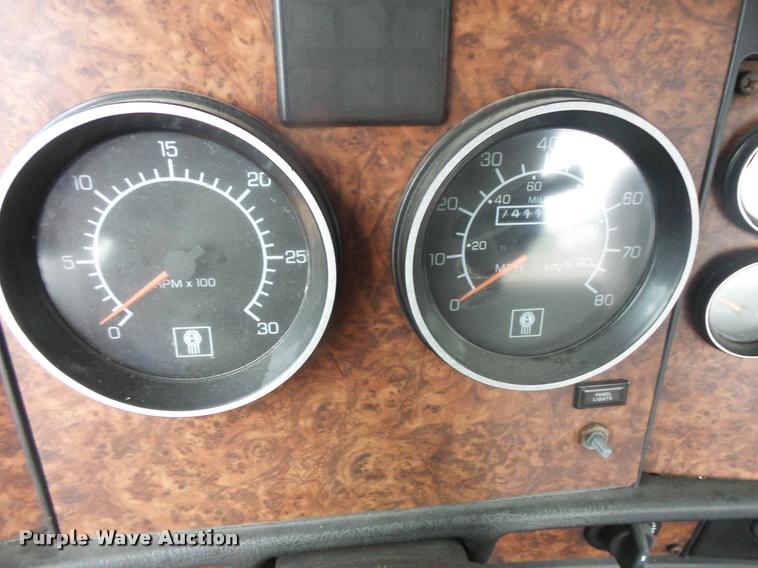 image for item DB8169 2003 Kenworth T600 semi truck