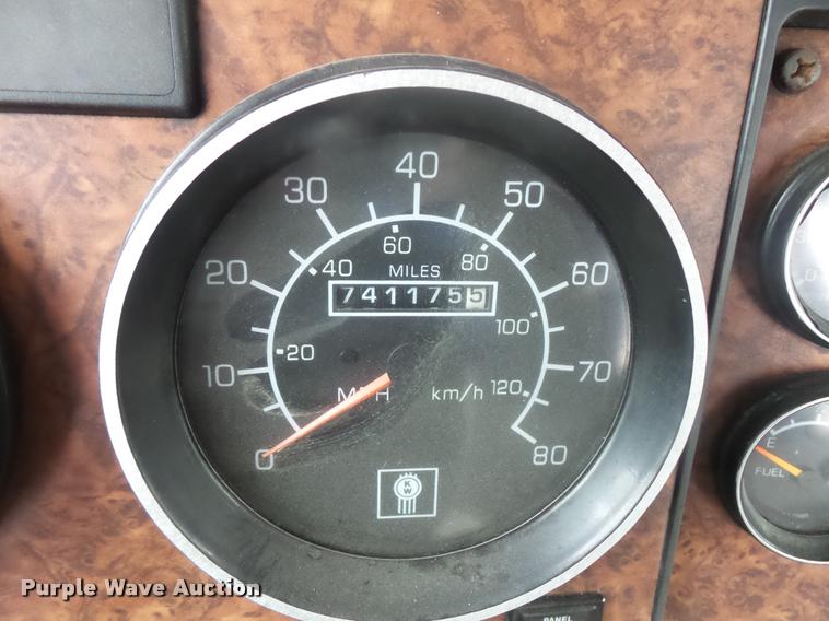 image for item DB8169 2003 Kenworth T600 semi truck