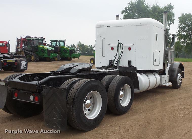 image for item DB8171 2004 Peterbilt 379 semi truck