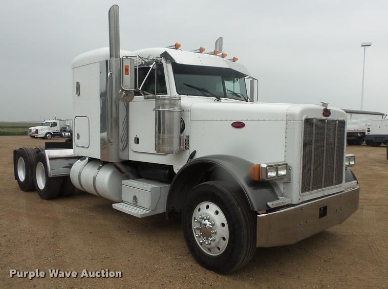 image for item DB8171 2004 Peterbilt 379 semi truck