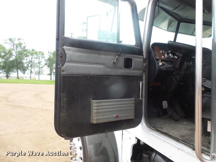 image for item DB8171 2004 Peterbilt 379 semi truck