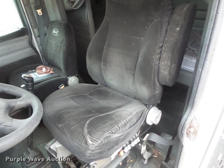 image for item DB8171 2004 Peterbilt 379 semi truck