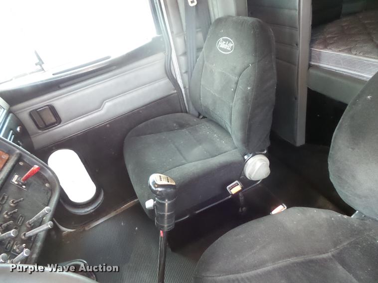 image for item DB8171 2004 Peterbilt 379 semi truck