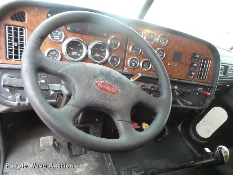 image for item DB8171 2004 Peterbilt 379 semi truck