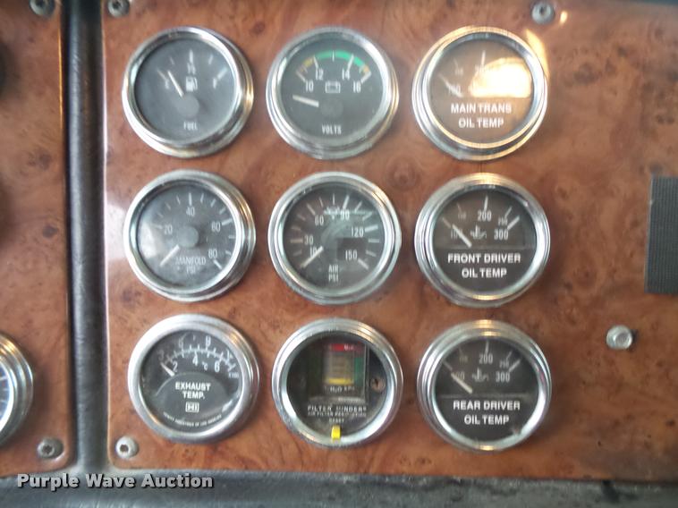 image for item DB8171 2004 Peterbilt 379 semi truck