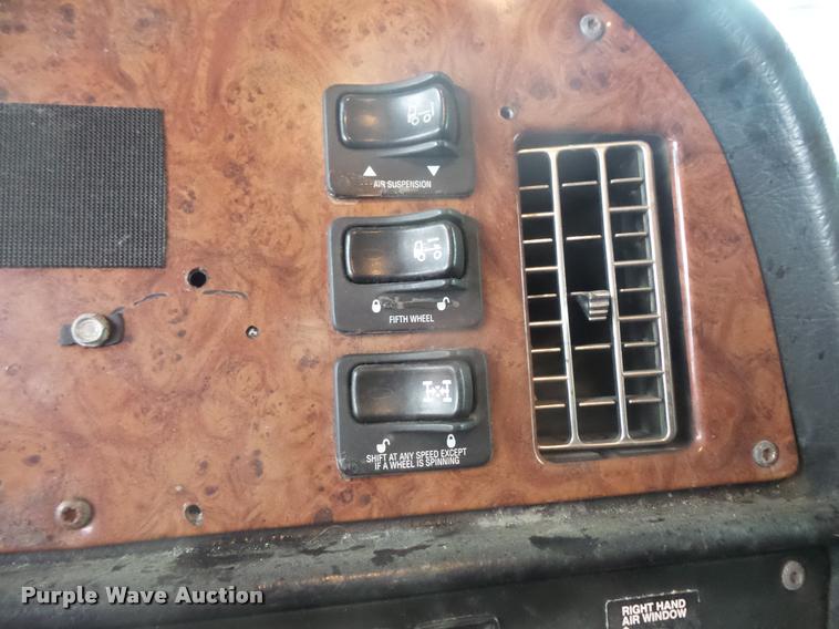 image for item DB8171 2004 Peterbilt 379 semi truck