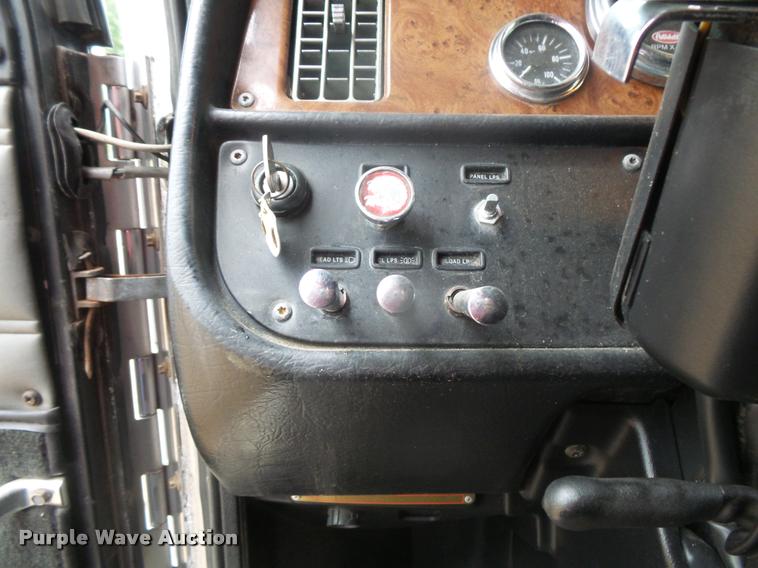 image for item DB8171 2004 Peterbilt 379 semi truck