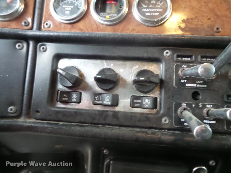 image for item DB8171 2004 Peterbilt 379 semi truck